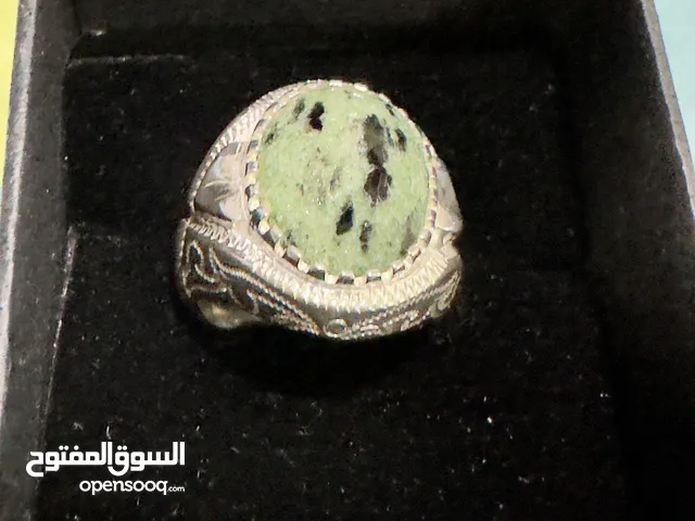 خاتم فضة عيار 950 مرصع بحجر الزوسيت النادر الخاتم من صياغة ورشة الشريف مع ختم الورشة