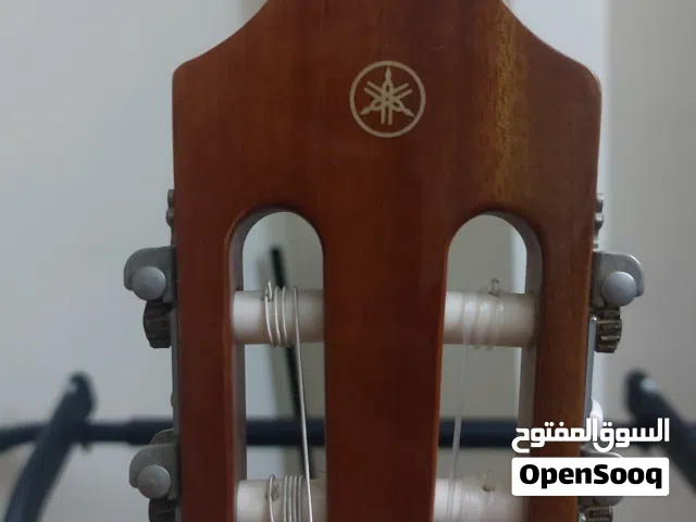 Yamaha C40 Classical Guitar للبيع جيتار ياماها C40 أصلي، مع الكرتونة الأصلية.