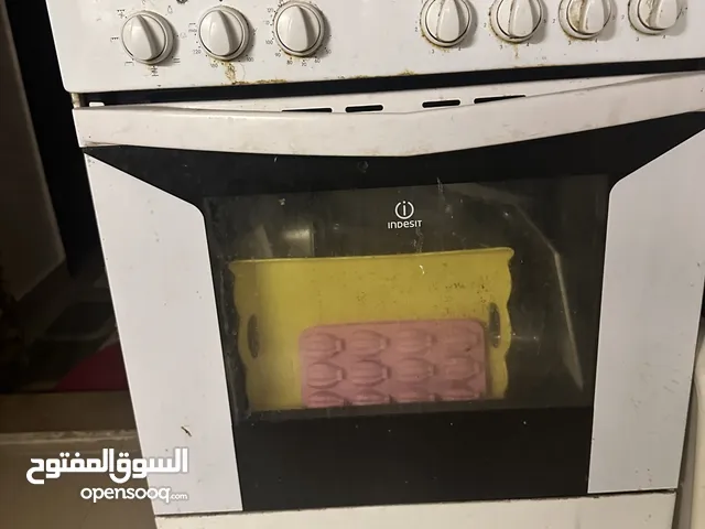 بوتاجاز كهربائي شبيه جديد مع القاعدة بحالة oven ممتازة شغال 100
