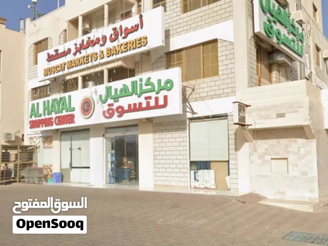 للايجار بولاية عبري  وسط المدينة على الشارع العام طابق ميزانين واسع