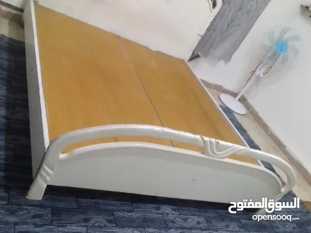 تخت لون ابيض مجوز