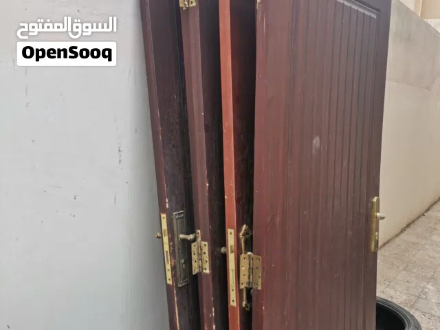 5 أبواب خشب قويه مستعمله.