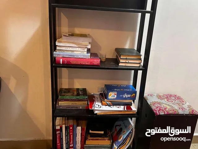 مكتبة وارفف لعرض الكتب والتحف