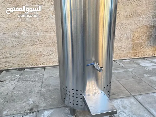 حافظة شنينة سعة 100 لتر وطاولة لعرض المكسرات والبقوليات ومكتب للبيع .
