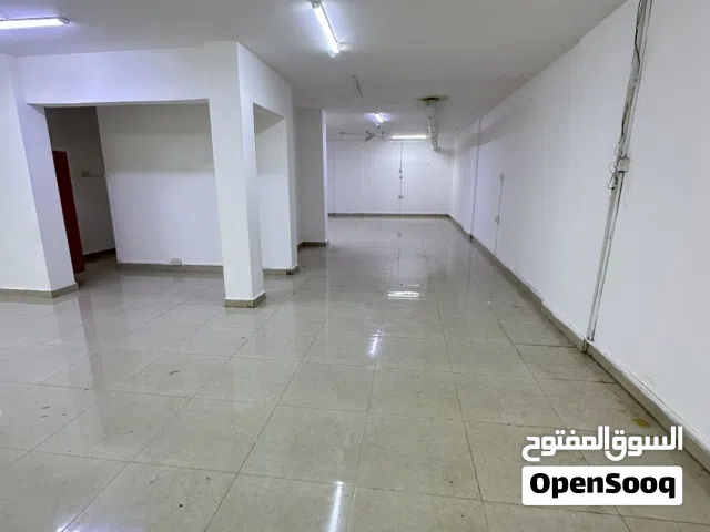 للايجار مخزن مساحة 200 م بالخوض السادسة يصلح لكافة الأنشطة التجاريه والادارية