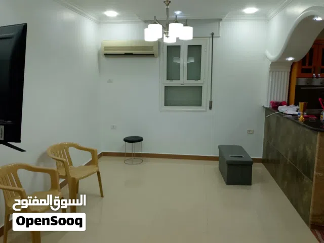 شقة أرضية خدمية للايجار بين شارع عمر المختار وشارع النصر