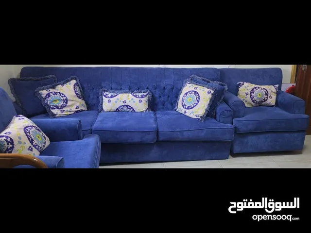 كنب ازرق اللون و خشب داخلي ممتاز