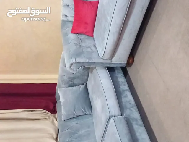 طقم كنب للبيع المستعجل بسعر مغري استعمال بسيط بحاله الوكاله