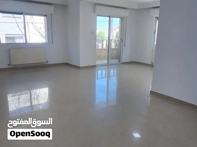 شقة للبيع طابق أول في منطقة جبيهة قرب دوار المنهل و مخابز فلادلفيا.