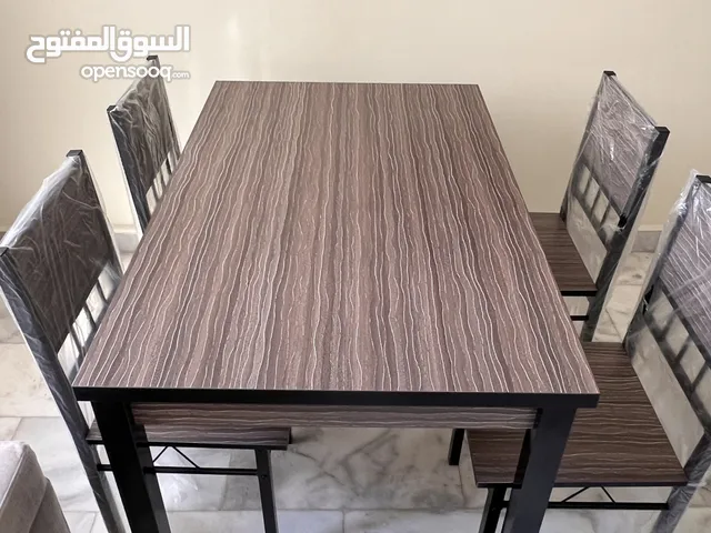 طاولة طعام جديدة مع اربع كراسي