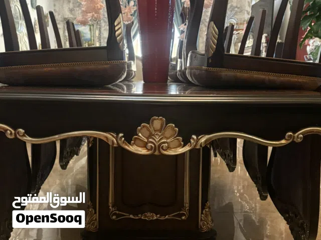 حجرة اكل كبيرة مع بوفي عملاق وانتري كبير