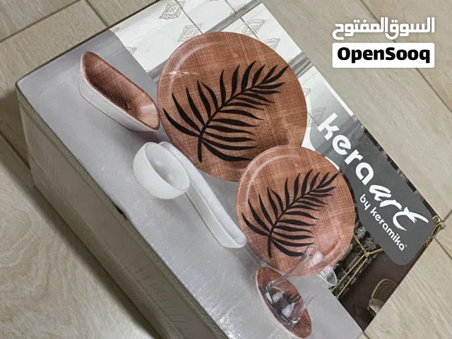 ثلاث حاويات زجاجية جديدة لتخزين الطعام+ طقم إفطار لأربعة أشخاص