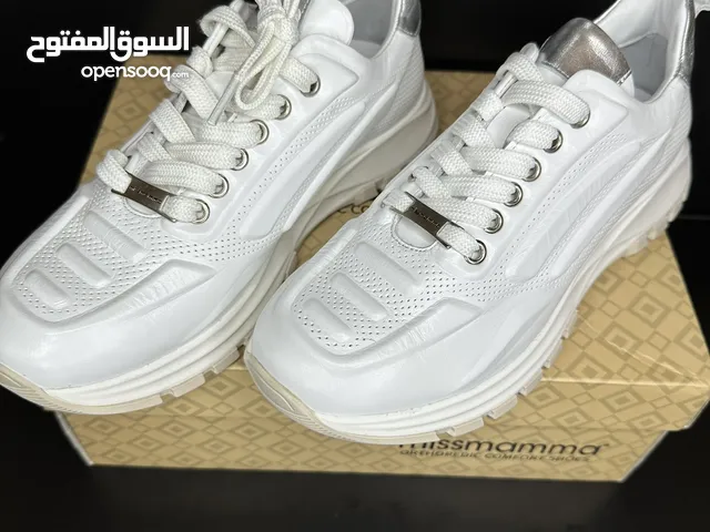 حذاء نسائي جديد غير مستعمل، جلد طبيعي 100%، نعل داخلي وكعب مريحين للغاية، متوفر بمقاسات 40 , 39