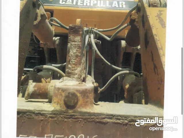 اليتان طراز CATERPILLAR D8N وثانيه CATERPILLAR D8N