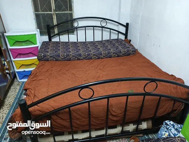 سرير مجوز حديد بحالة ممتازة للبيع وسجاد تركي ثلاث قطع