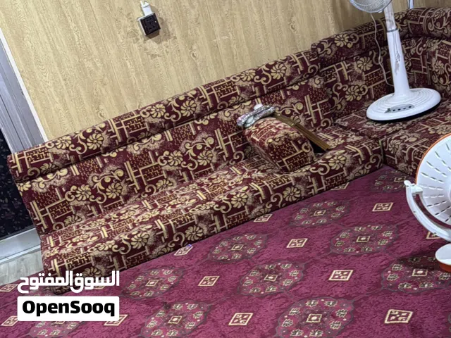 جلسة كويتية اسفنج عالي  نظيفة جدا اخت الجديدة كبيرة  ، مع معرض خشب صاج مرتبة جداً ثلاث رفوف جام