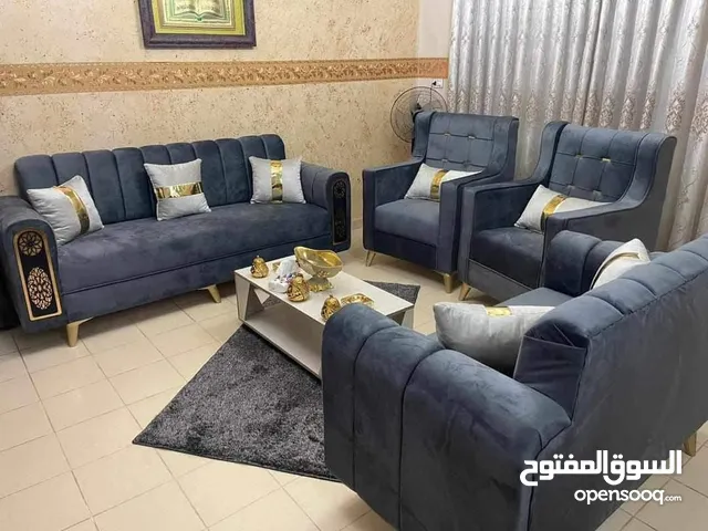 طقم كنب سبع مقاعد ثلاثيه وثنائية وكرسيين خشب لاتيه مع قواطع سويد سفنج سكني ضغط 12 كفاله خمس سنين على