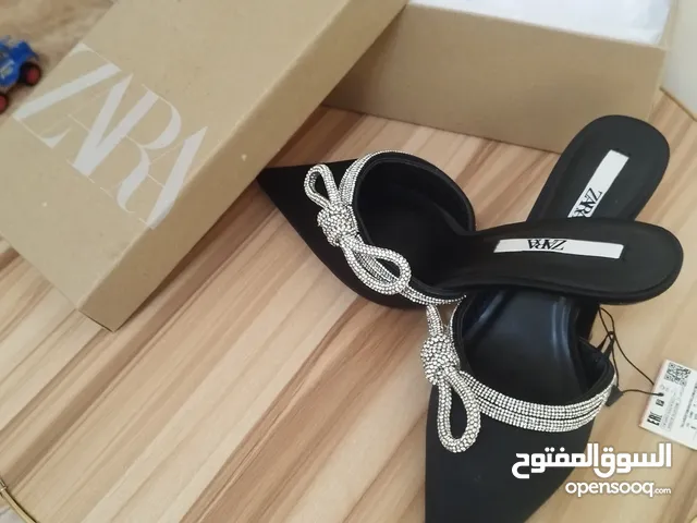 حذاء من زارا لم تستخدم جديده للبيع بداعي عدم الاستخدام راقي جدا جودة عاليه