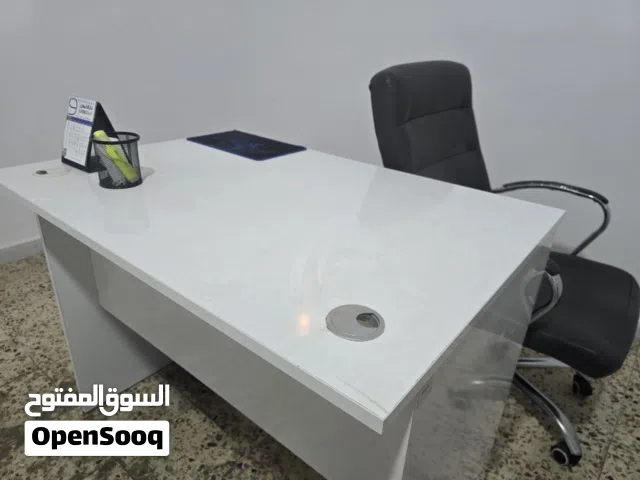 طاولة مكتبية للبيع {كمية 08}