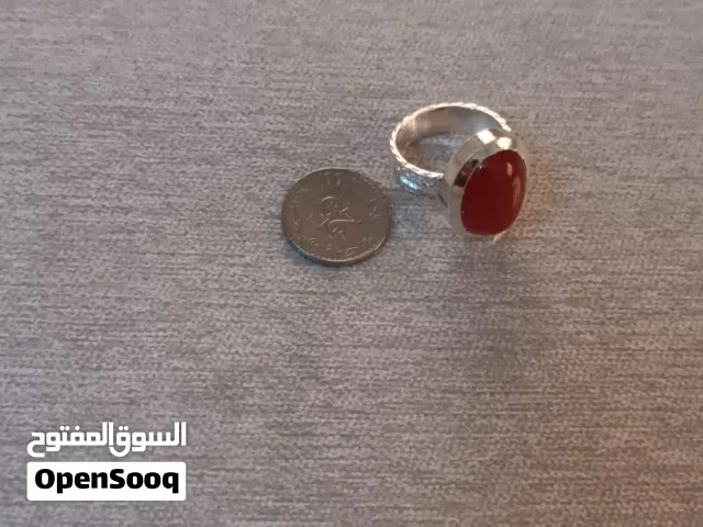 خاتم فضه بحجر العقيق اليماني طبيعي مقاس الخاتم 14 /15  كذا ف هذا الحدود