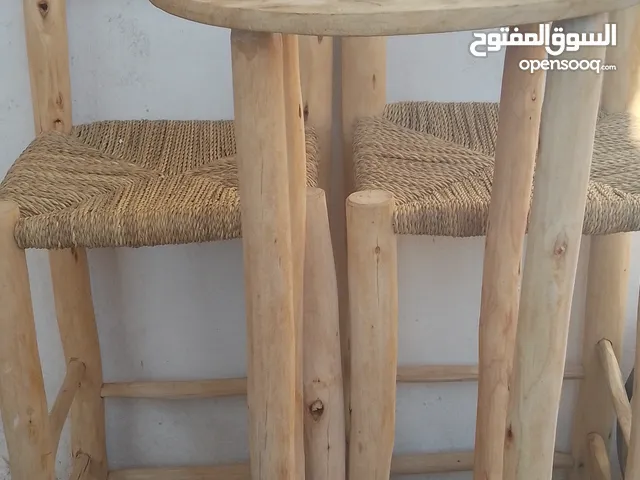طاولة و2 كراسي ديالها باقي جداد لبغهوم يتواصل معيا