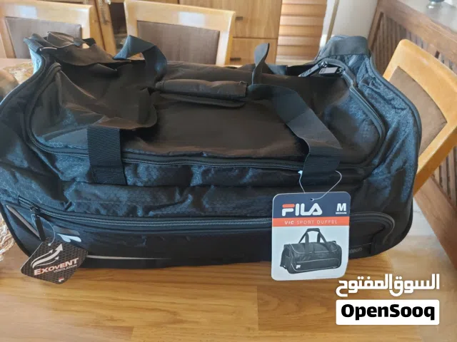 شنتة ماركة FILA اصلية جديدة صناعة كمبوديا للسفر او الجيم مع جيبة خارجية لون جيشي