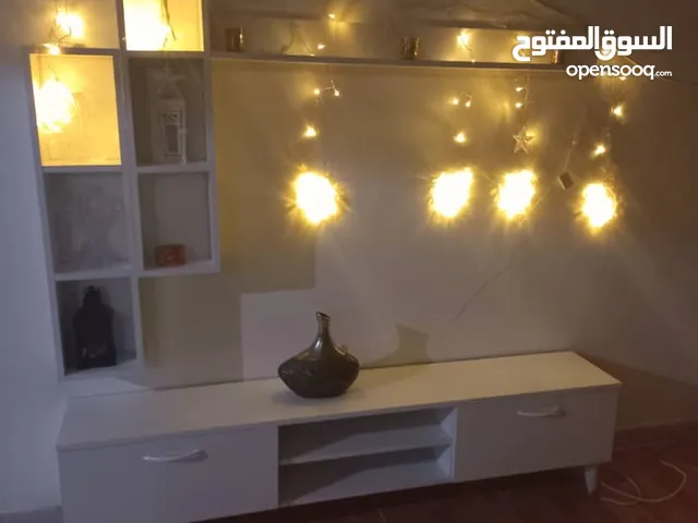 طاولة تلفزيون تركية الصنع بحالة جيدة اللون ابيض