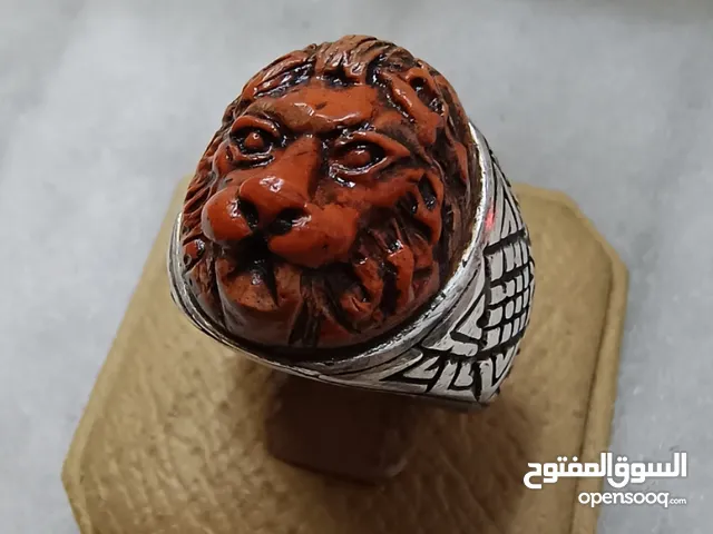 خاتم مغربي قديم متوج بقطعة مرجان