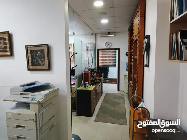 مكتب مؤثث فاخر للبيع في موقع مميز في الجبيهة