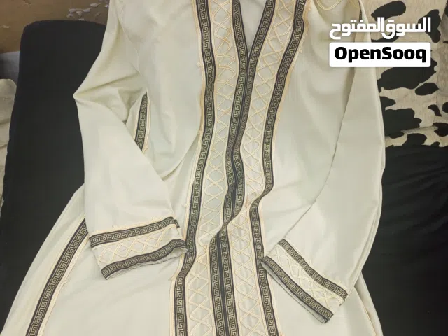 جلابية مغربية بخطوط تطريز بالوسط عالاكمام وبطلقية قماشها نناعم وبتلبس جميع الاحجام