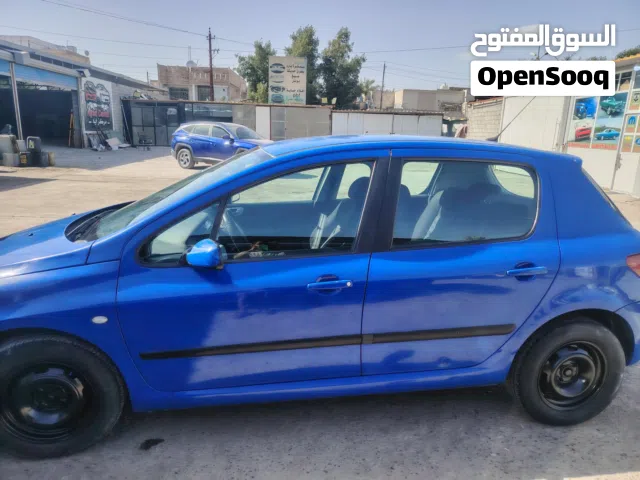 السلام عليكم بيجو 307 موديل 2005وارد خليجي السيارة بيهة قطعة صبغ بس باب مابيهة نقص كير محرك تبريد