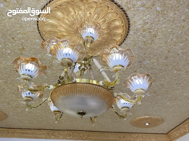 ثريا زجاج بالكامل – نظيفة جداً وجاهزة للتركيب 13 لمبة تِلمع ولم تستخدم كَثيراً زجاج فاخر ولمعة راقية