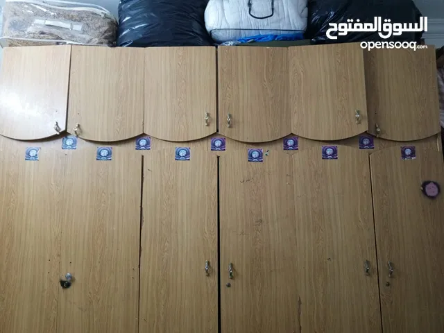 يوجد لدينا خزانه طابقين وغرفة نوم وغسالة اتوماتيك وخزانه شبه بوفيه للبيع لظروف خاصه