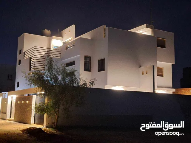 تشطيب شخصي و ليس تجاري فيلا دورين و ملحق مفصولات قواعد و أعمدة قوية . البيع / كاش أو شيك مصدق