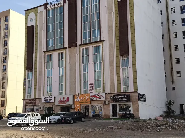 شقة في المعبيلة 5/2 قريب نستو ومسقط مول وسط البنايات والتجاريات الطابق الرابع 100 م