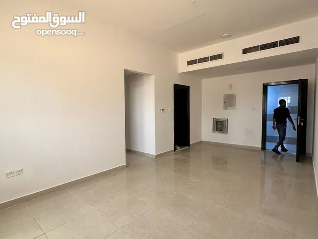 غرفه وصاله للايجار السنوي بعجمان منطقه الجرف بجوار السوق الصيني اول ساكن اتنين حمام وبلكونه وباركن