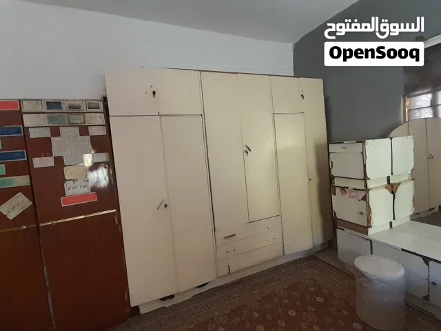 بيع اثاث مستعمل خزانه ملابس +خزانه حرامات+طاولات جانبيه للتخت + تسريحه (تواليت)