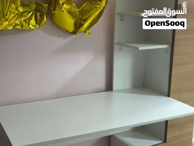 مكتب دراسي بحاله شبه جديد استعامل خفيف