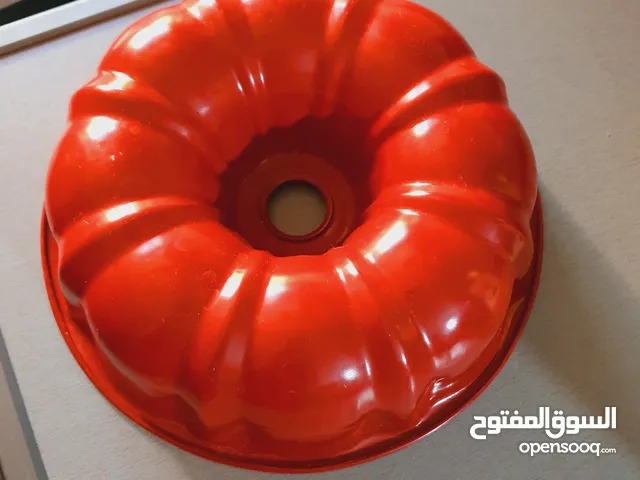 قالب كيك للفرن و حافظه خبز بلاستيكية لون أحمر