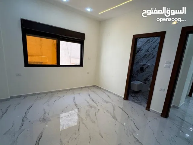 شقة أرضية سوبر ديلوكس مع ترس في اجمل مناطق الزرقاء واجمل الاطلالات جبل المغير