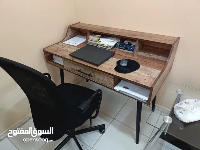 مكتبه مكتبه بدرج واحد كبير + عدد من البارتشينات لوضع الكتب أو الأغراض المكتبية