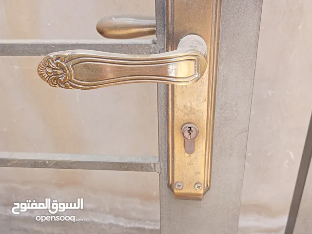 باب حديد حماية بحالة ممتازة