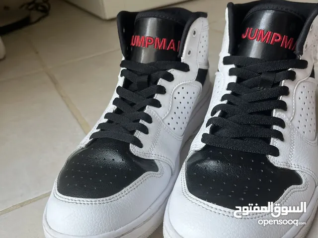 Size 41 EUR Jordan Jumpman Black White Lightly used and in excellent condition still looks new