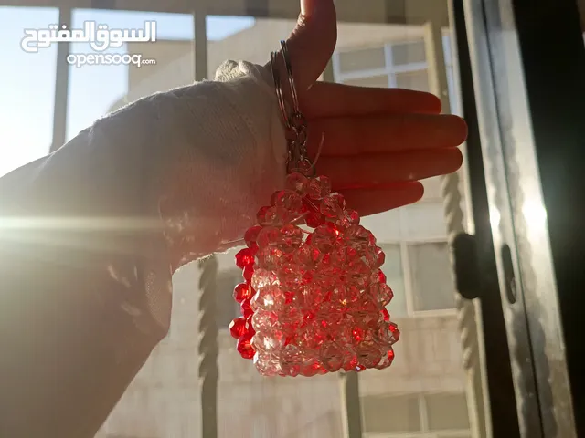 ميداليه شنطة من الخرز بالوان مختلفه