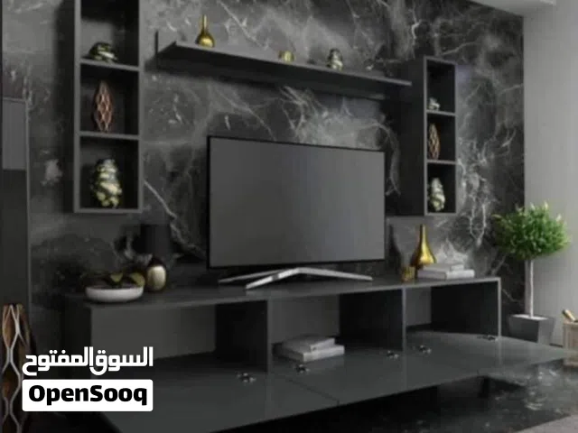 ميز تلفزيون مع رفوف