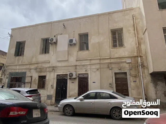 مبني تجاري وسط البلاد