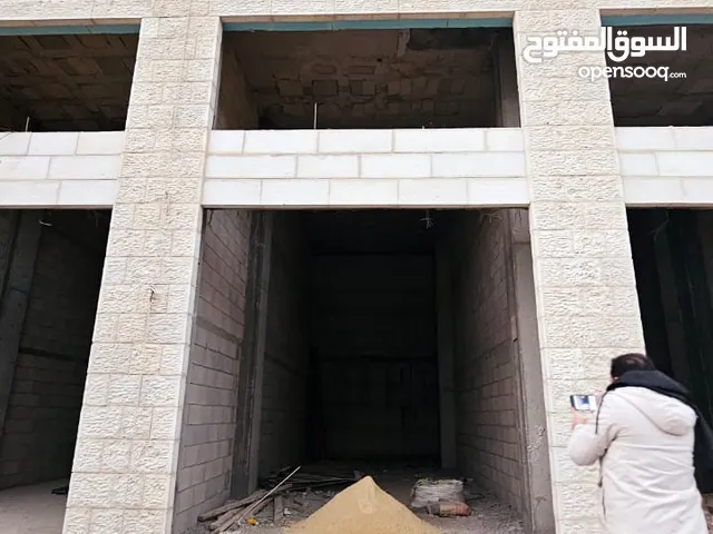 محل مميز للأجار، بجانب الشارع الرئيسي و جامعة بيرزيت، 74 متر (محل و سدة)، الارتفاع 6 متر/ 10 * 3.7 م