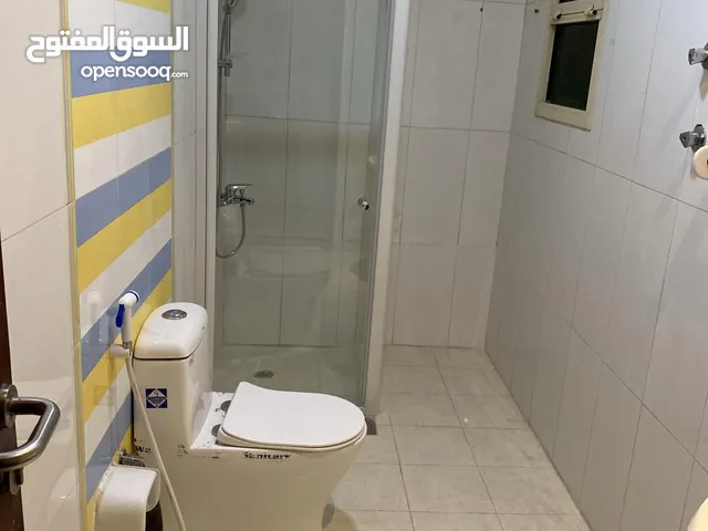 شقه سكنيه غرفتين واتنين حمام وصاله ومطبخ بمنطقه متميزه بالمنصور قرب الميره