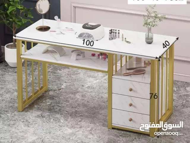 طاولة العروس الذهبية ذات تاثير رخامي يوجد على جانب الطاولة ادراج للاخزين وجميع انواع اعمال الاظافر