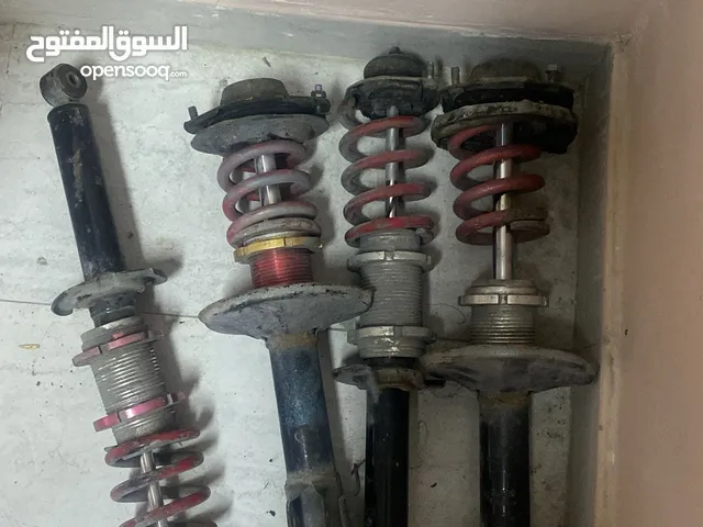 يركبون على بعذ السيارات